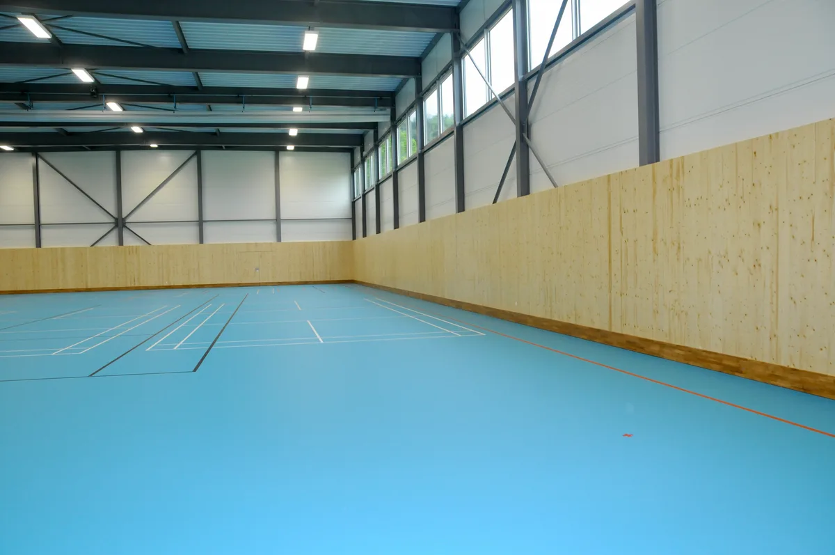 Man sieht eine lichtdurchflutete Trainingshalle.
